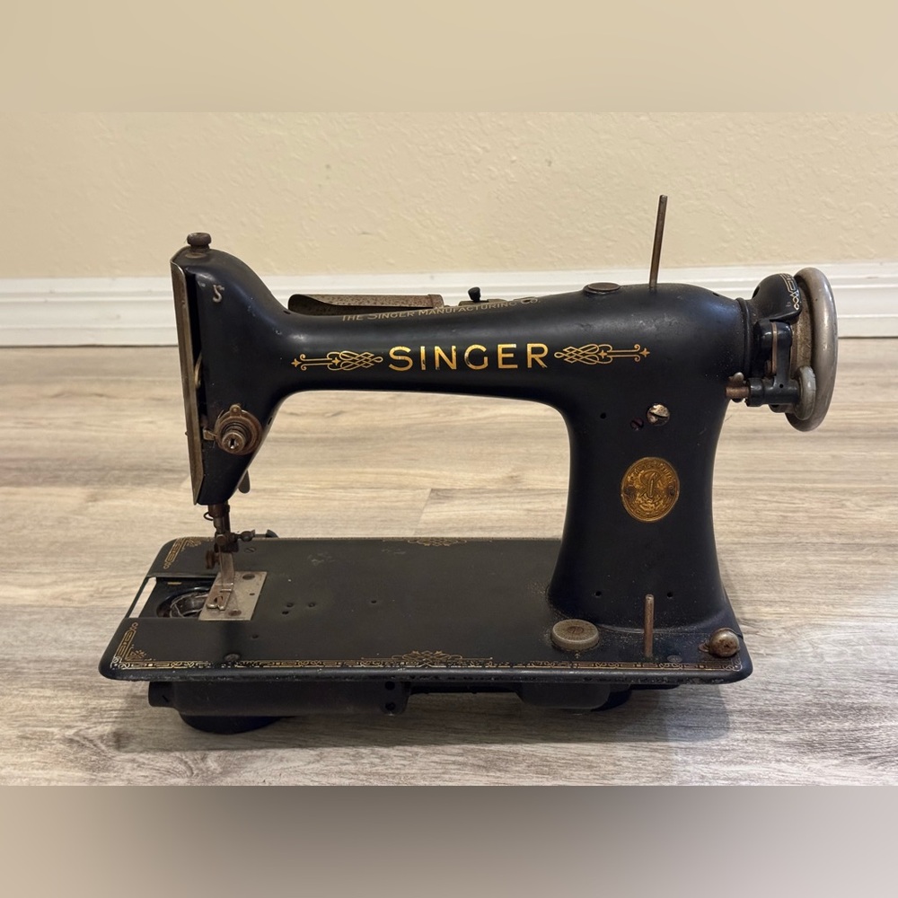 1927 Antique Singer Sewing Machine w/ Light - Back & Gold UNTESTED READ